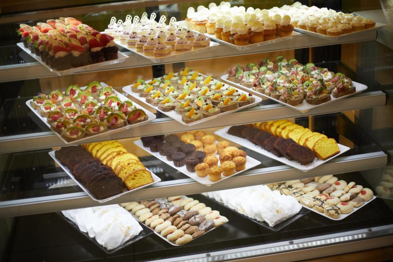 Dreams Sunny Beach Resort And Spa エクステリア 写真 A display of Italian pastries