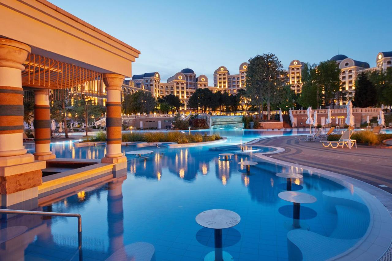 Dreams Sunny Beach Resort And Spa エクステリア 写真 The resort at night