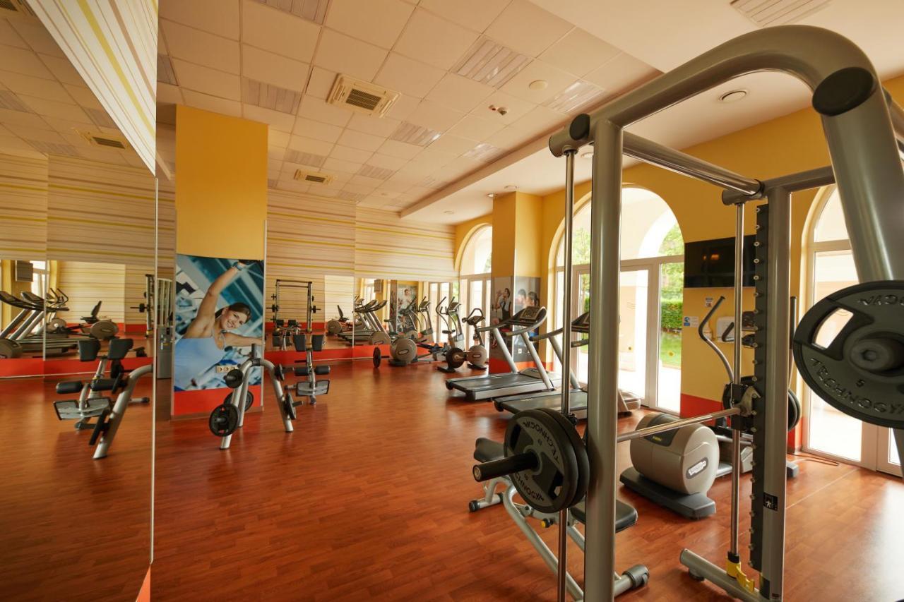 Dreams Sunny Beach Resort And Spa エクステリア 写真 The gym at the hotel