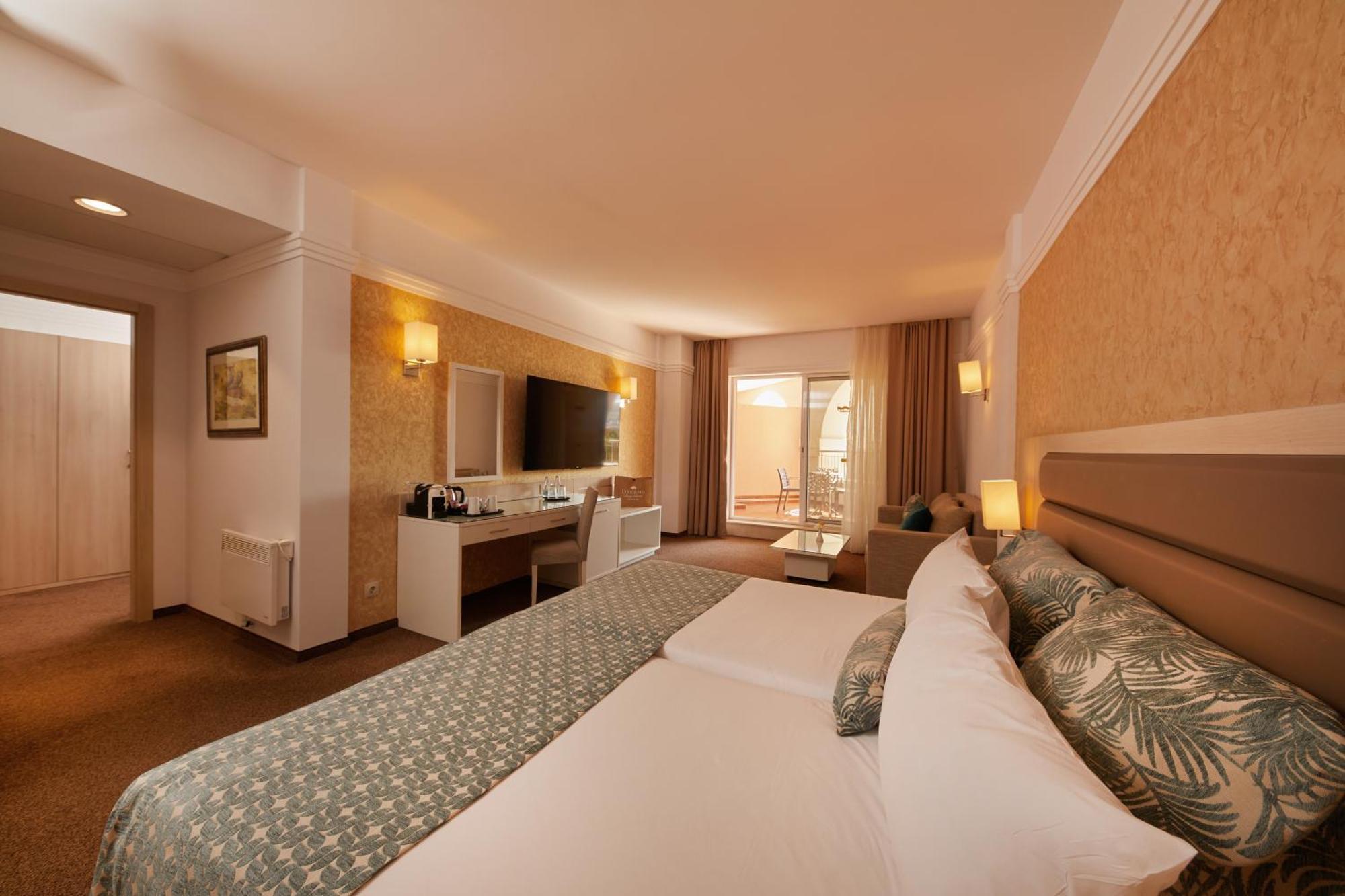 Dreams Sunny Beach Resort And Spa 部屋 写真 A room at the hotel
