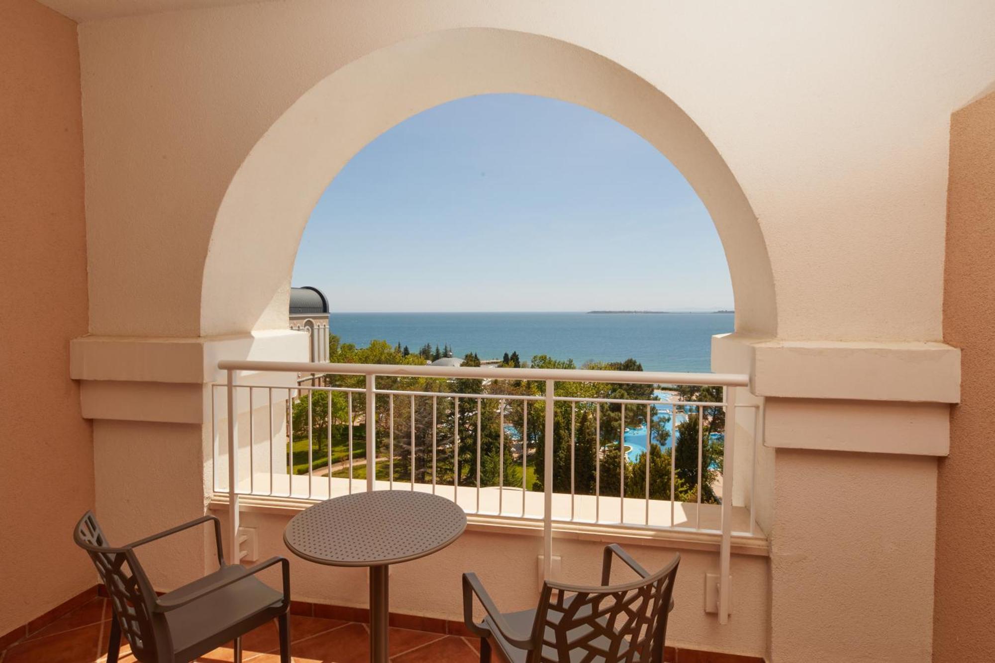 Dreams Sunny Beach Resort And Spa 部屋 写真 A balcony at the hotel