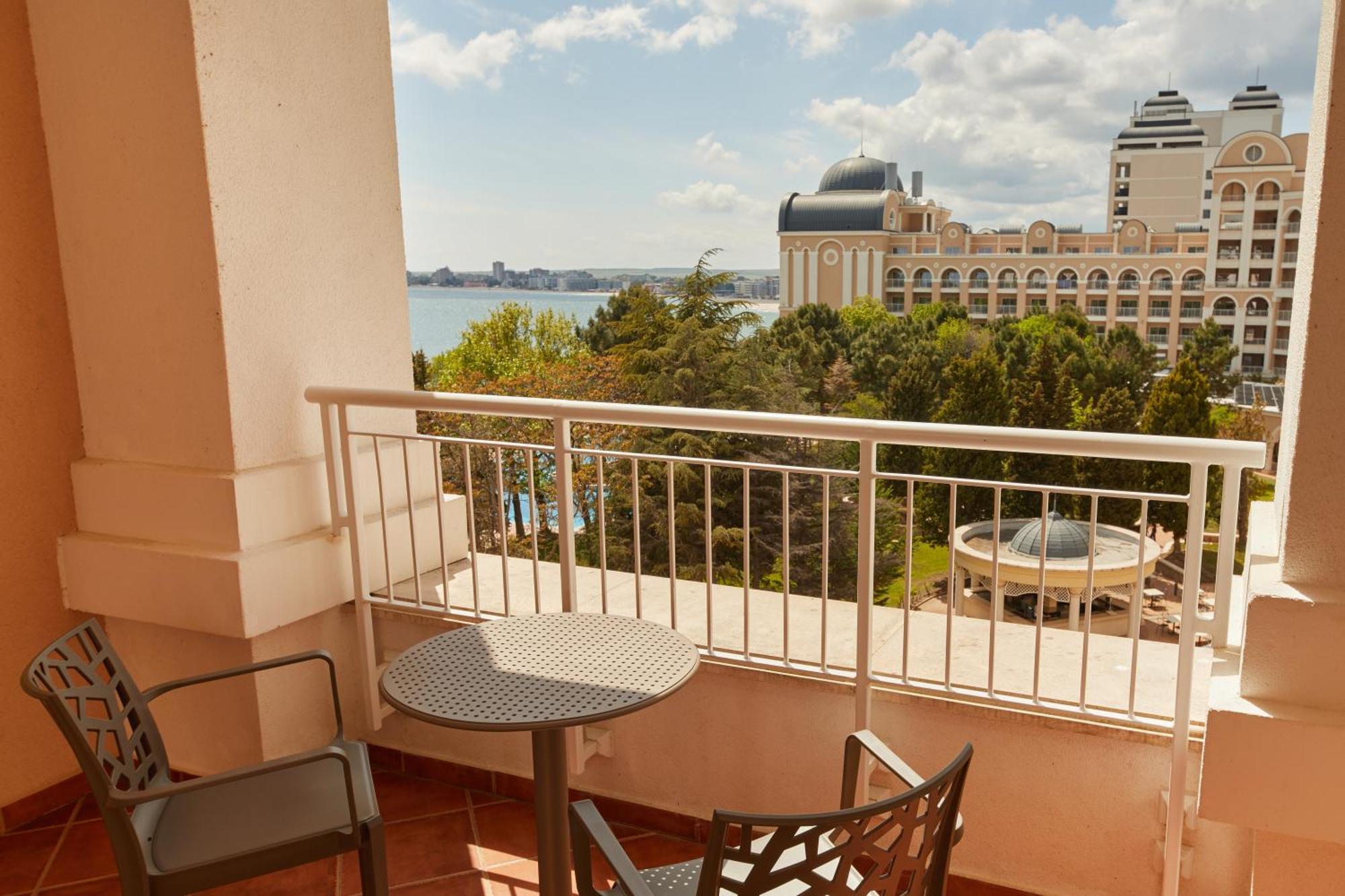 Dreams Sunny Beach Resort And Spa 部屋 写真 A balcony at the Hilton San Diego Bayfront