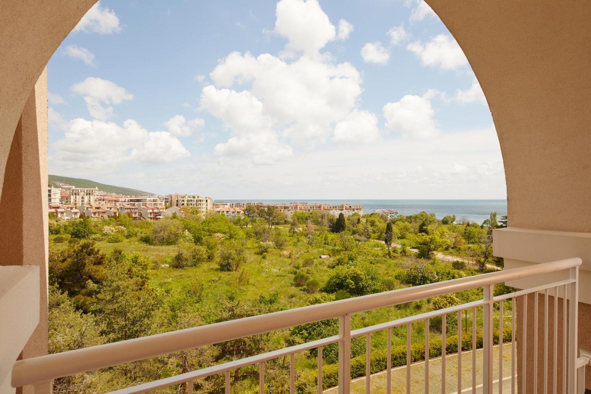 Dreams Sunny Beach Resort And Spa 部屋 写真 View from a balcony