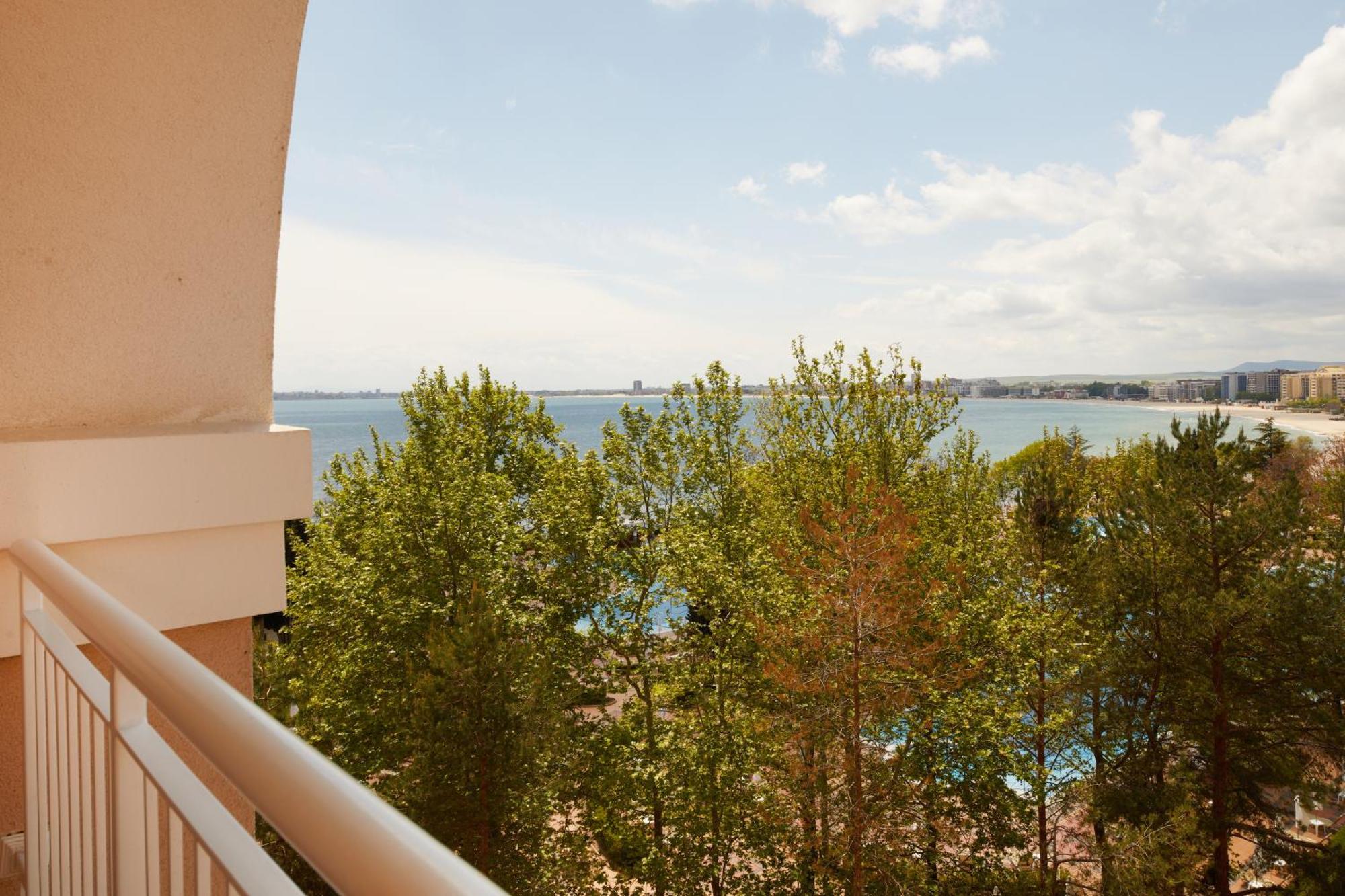Dreams Sunny Beach Resort And Spa 部屋 写真 View of the bay from a hotel