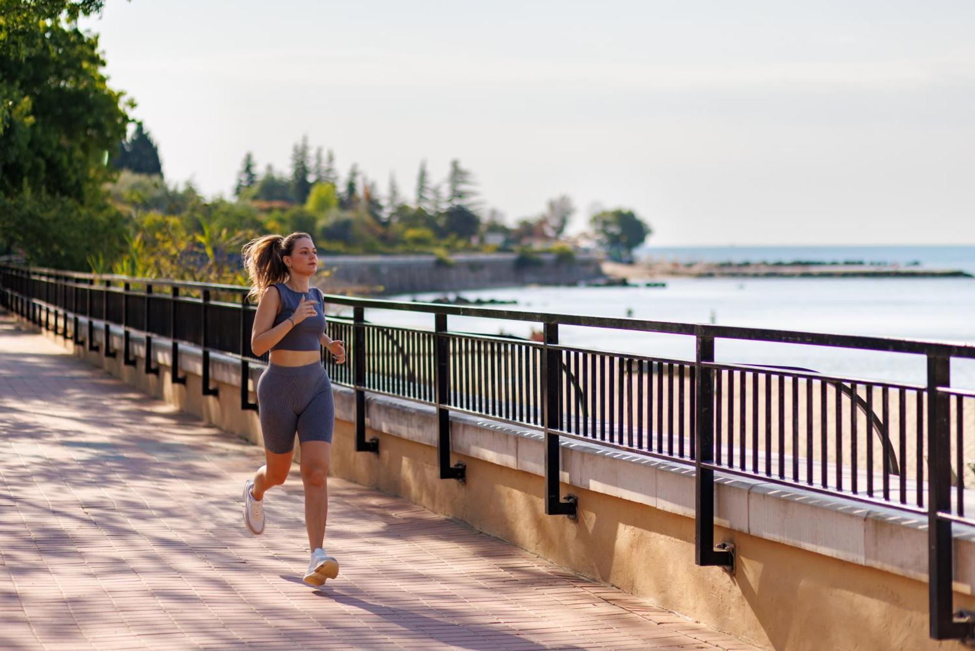 Dreams Sunny Beach Resort And Spa エクステリア 写真 A woman jogging along the Lake Michigan shoreline